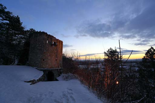 Schnee beim Höhlturm